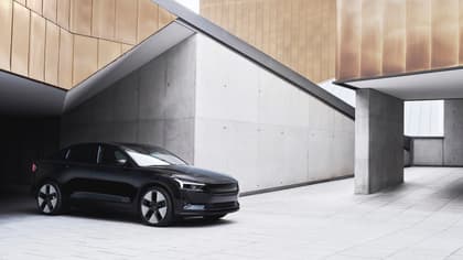une voiture noire garée dans un parking