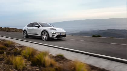 une voiture roulant sur une route