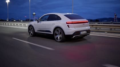 une voiture blanche sur une route