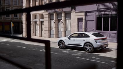 une voiture garée sur le côté d'une rue