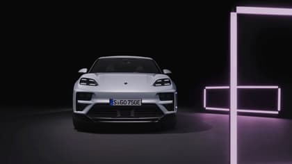 une voiture blanche devant un carré violet