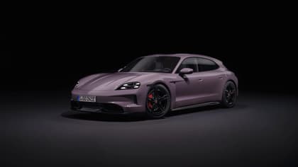 une voiture de sport violette dans une pièce sombre