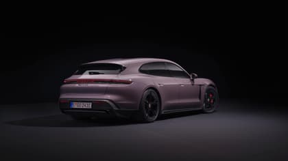 une voiture de sport violette dans une pièce sombre