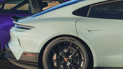 un gros plan d'une voiture