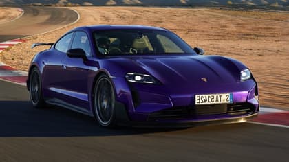 une voiture de sport violette roulant sur une route