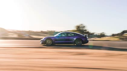 une voiture de sport violette sur une route