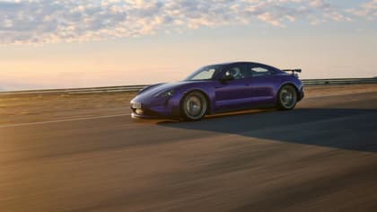 une voiture de sport violette sur une route