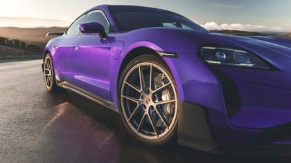 une voiture de sport violette garée sur une route