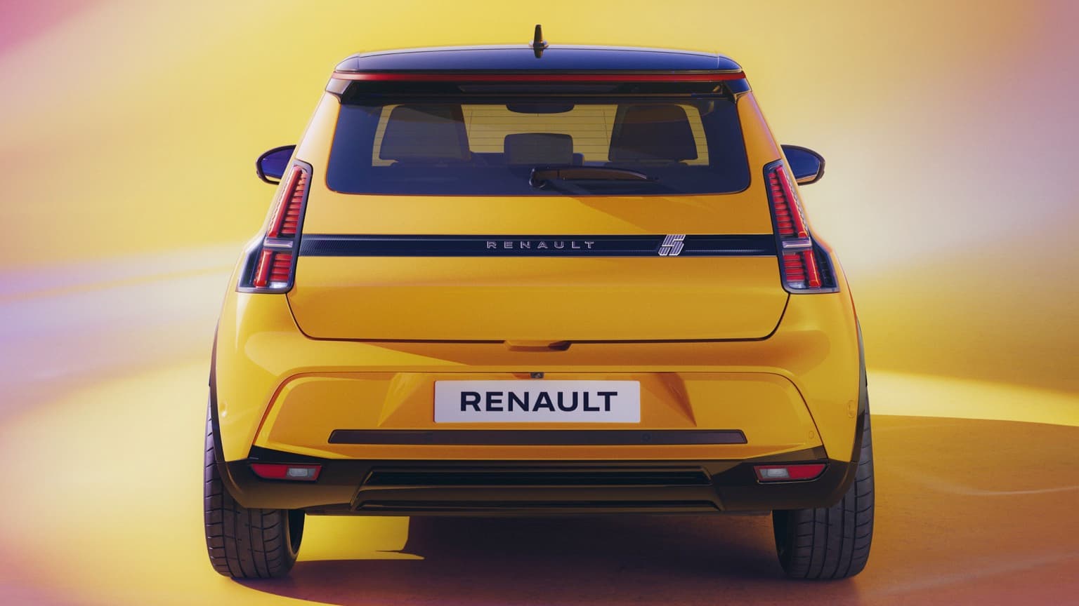 à l'arrière d'une voiture jaune
