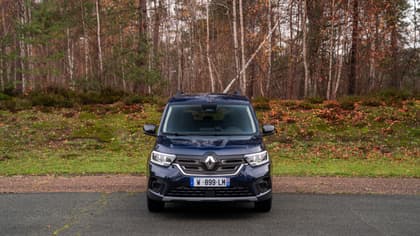 une voiture garée sur une route