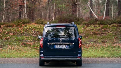 une voiture garée sur une route