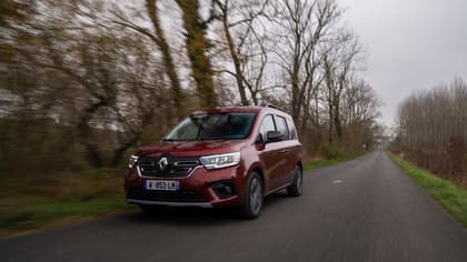 une voiture sur la route