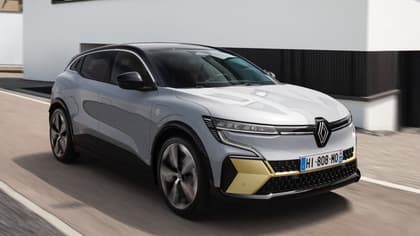 une voiture sur la route