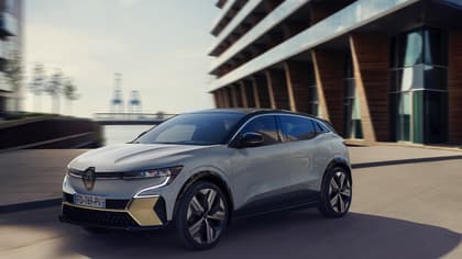 une voiture roulant sur la route