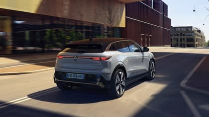 une voiture roulant sur la route