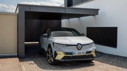une voiture garée dans un garage