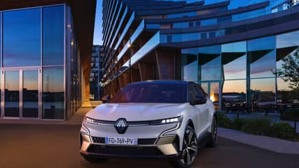 une voiture garée devant un bâtiment