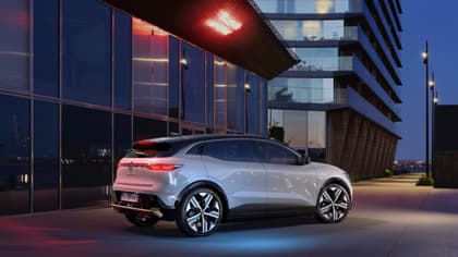 une voiture garée devant un bâtiment
