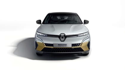 une voiture argentée avec des accents dorés