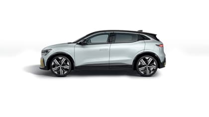 une voiture argentée avec des garnitures noires