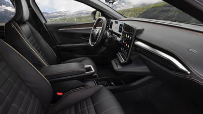 l'intérieur d'une voiture avec un volant et un tableau de bord
