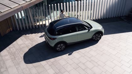une femme à côté d'une voiture