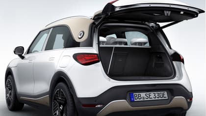 une voiture blanche avec le coffre ouvert