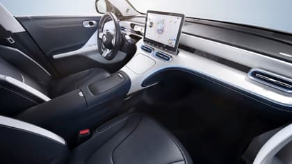 l'intérieur d'une voiture avec un ordinateur portable sur le siège avant
