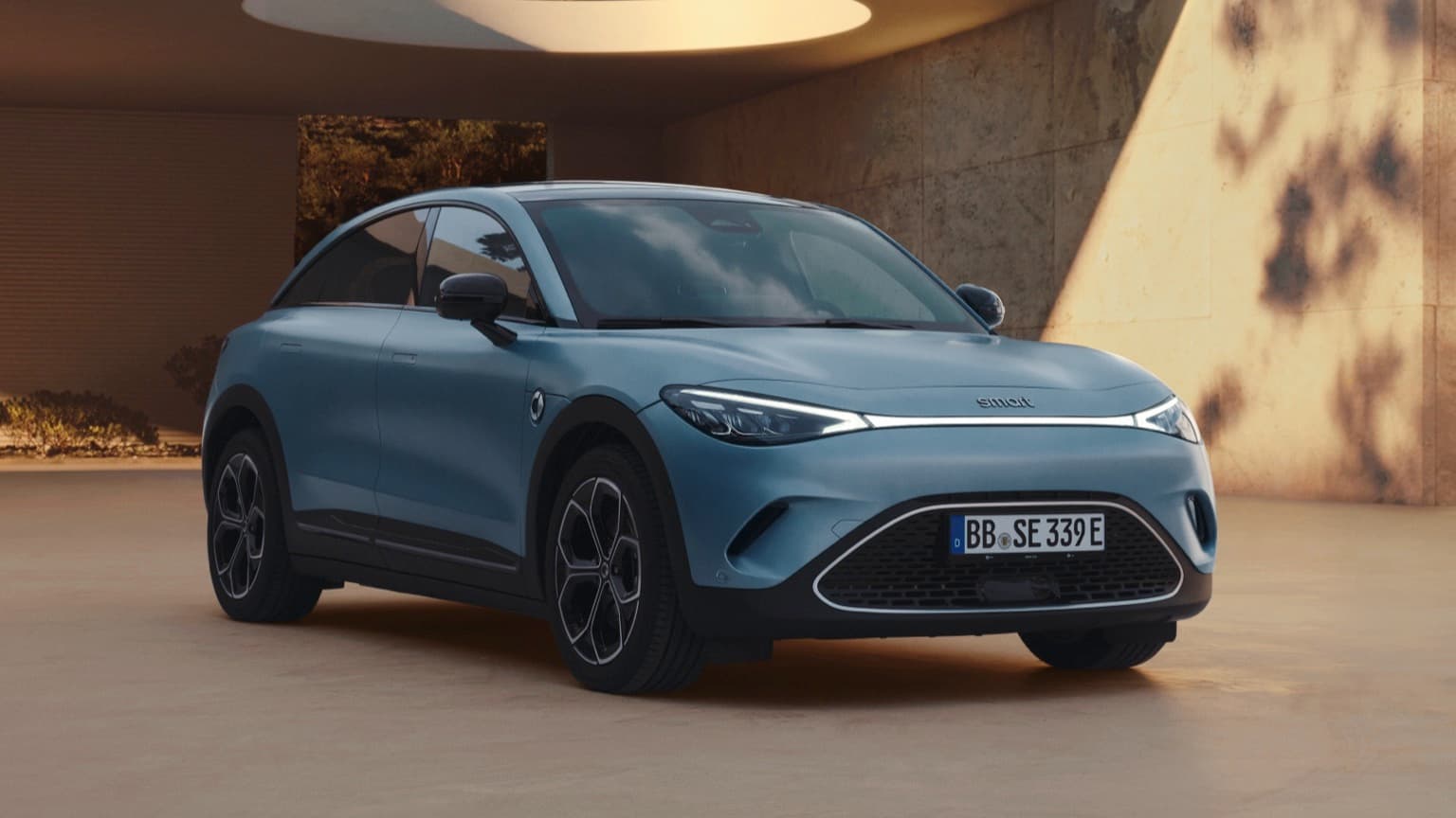 une voiture bleue garée dans un garage