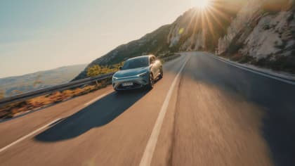 une voiture roulant sur une route