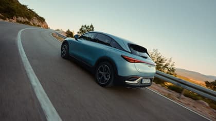 une voiture sur une route