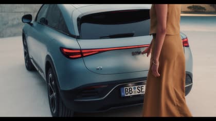 une femme à côté d'une voiture