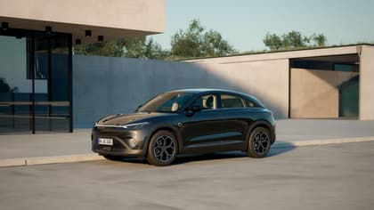 une voiture noire garée dans un parking