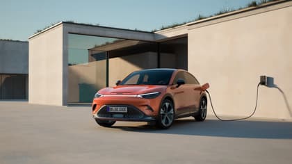 une voiture en train de se charger à une station de chargement