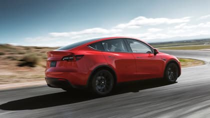 une voiture rouge roulant sur une route