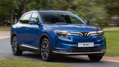 une voiture bleue roulant sur une route