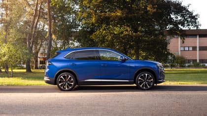 une voiture bleue garée sur une route
