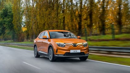 une voiture roulant sur une route