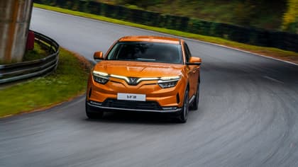 une voiture roulant sur une route