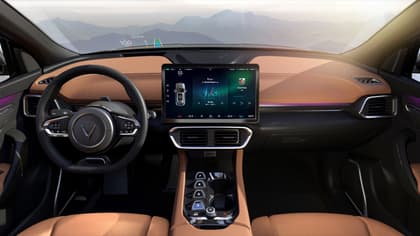 l'intérieur d'une voiture avec un tableau de bord et un volant