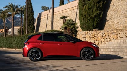 une voiture rouge garée sur une route