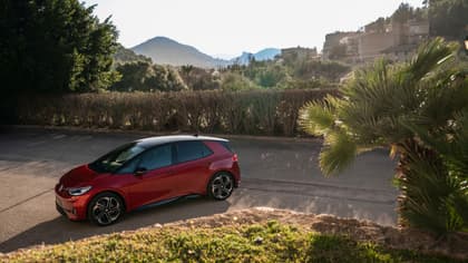 une voiture rouge garée sur une route