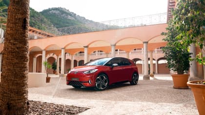 une voiture rouge garée dans une cour