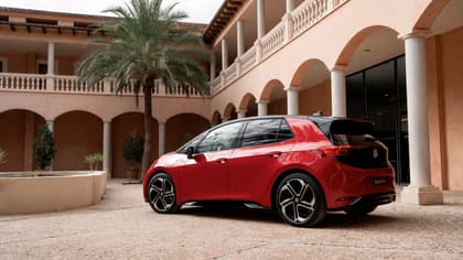une voiture rouge garée devant un bâtiment