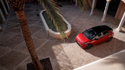 une voiture rouge garée dans une cour