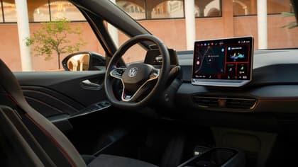 l'intérieur d'une voiture avec un volant et un écran