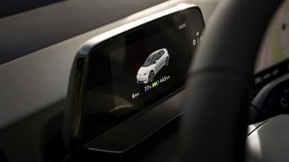 tableau de bord d'une voiture avec un écran montrant une voiture blanche