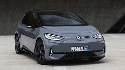 une voiture grise garée sur le trottoir