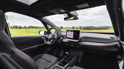 à l'intérieur d'une voiture avec un volant et un écran