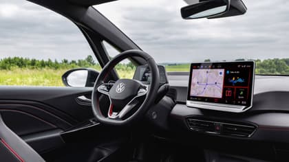 un volant et un tableau de bord de voiture